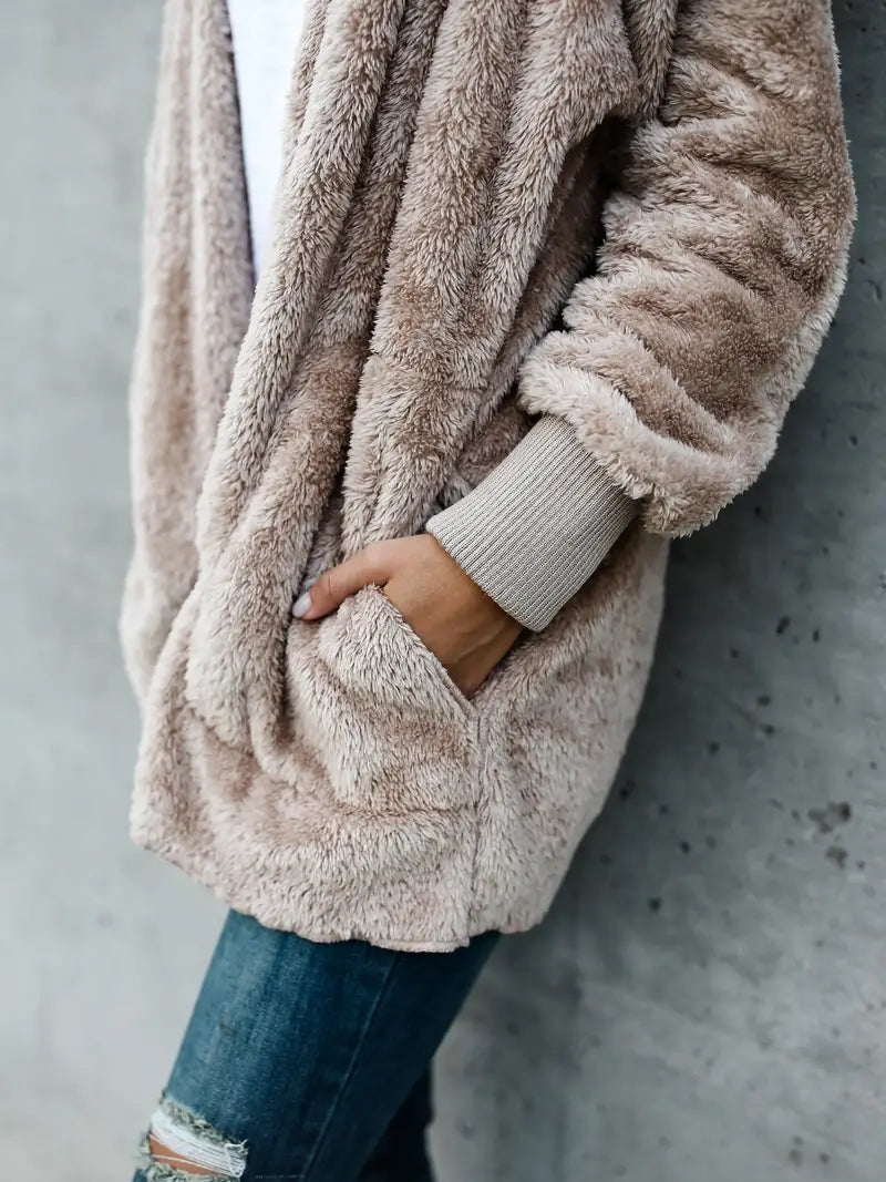 Carina | Gestrickte, flauschige Kapuzenjacke